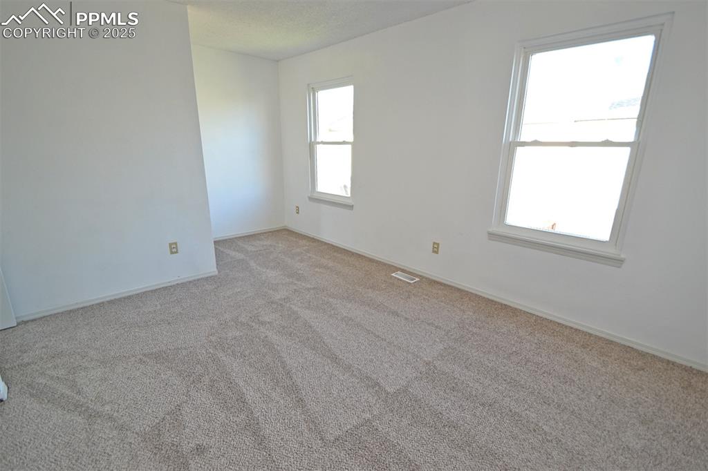 Image 31 of 34: Bedroom