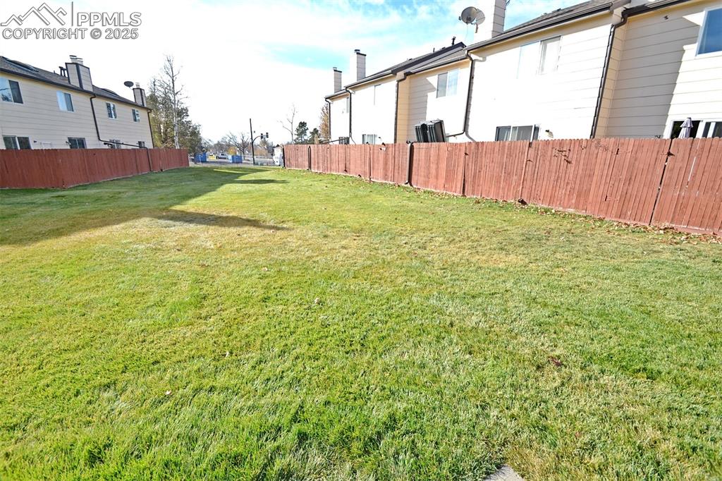 Image 33 of 34: Yard