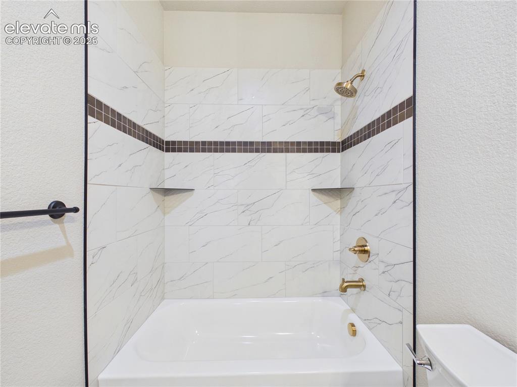 Image 26 of 44: Bathroom