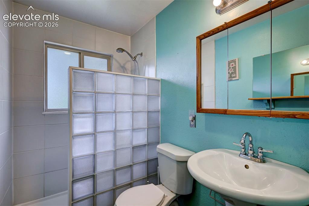 Image 11 of 28: Bathroom