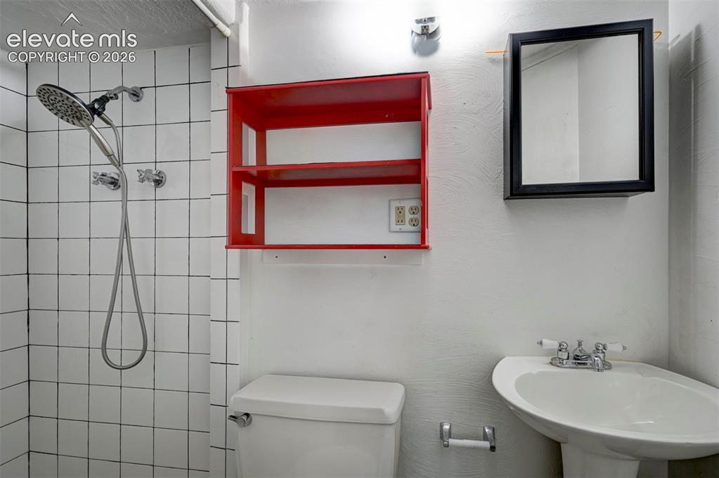 Image 19 of 28: Bathroom
