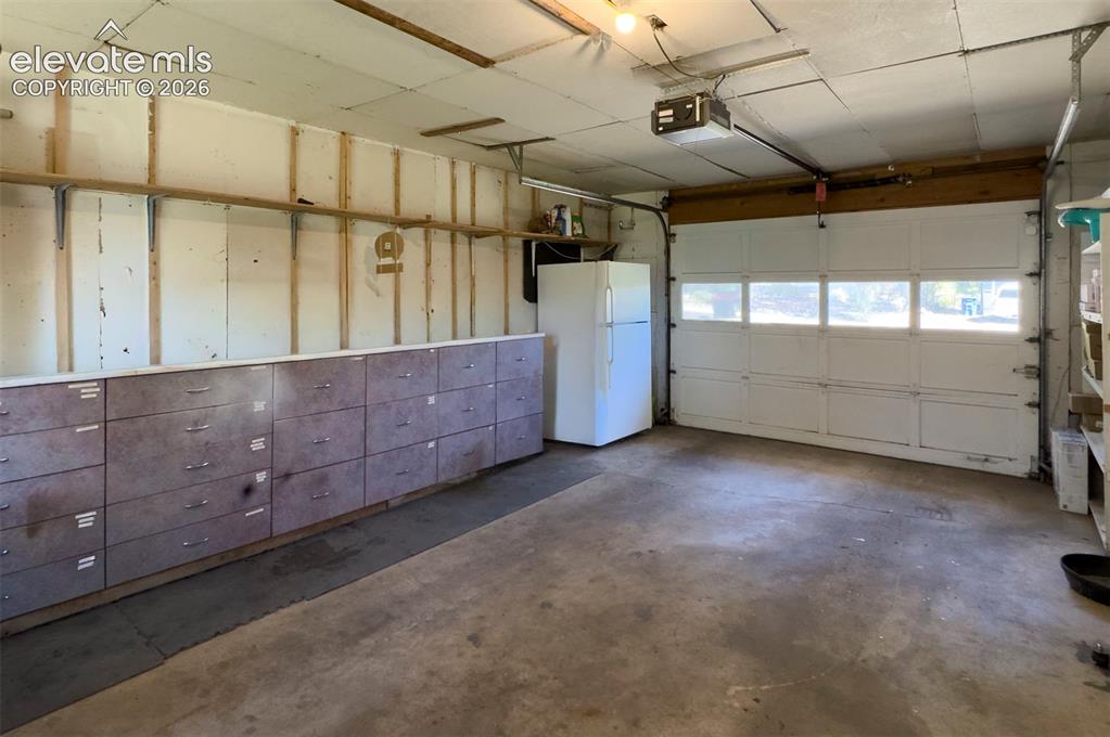 Image 22 of 28: Garage