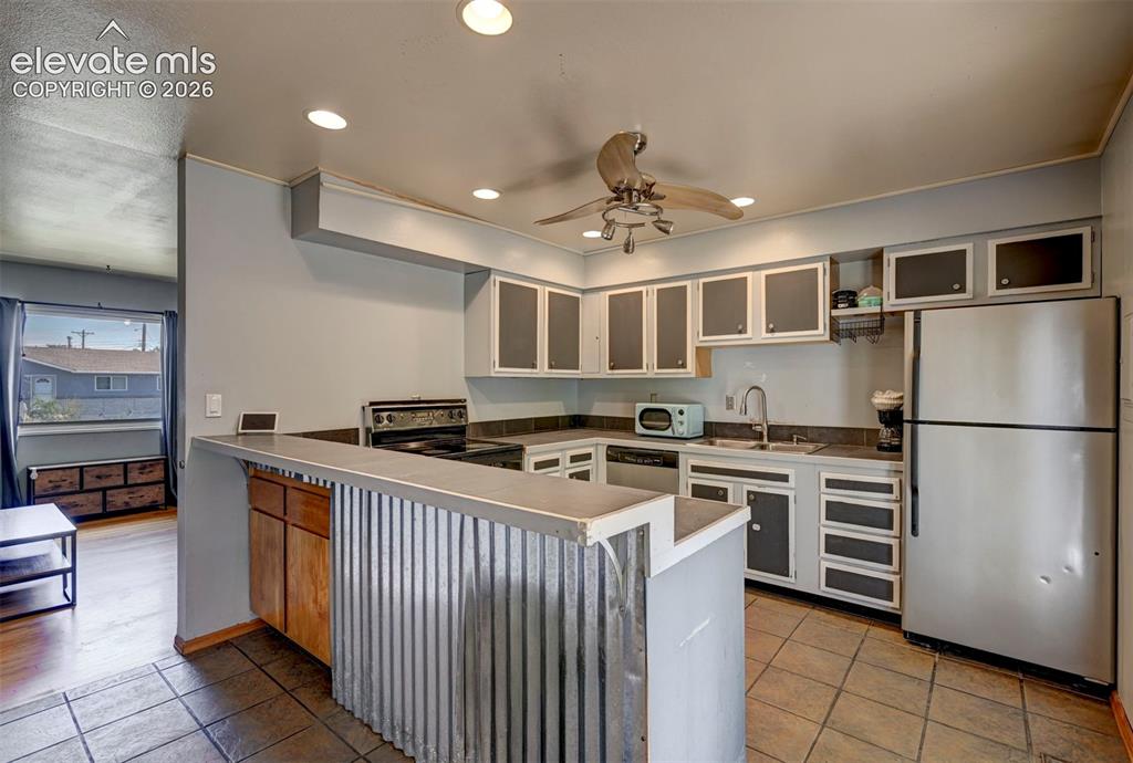 Image 5 of 28: Kitchen