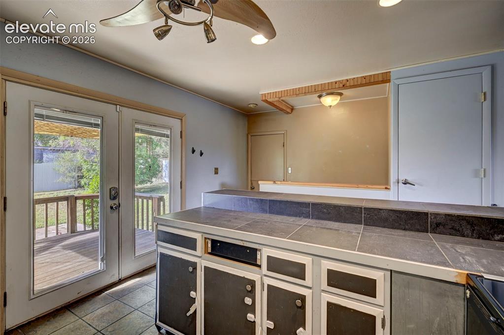 Image 7 of 28: Kitchen
