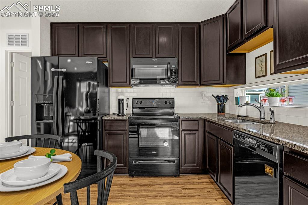 Image 13 of 36: Kitchen