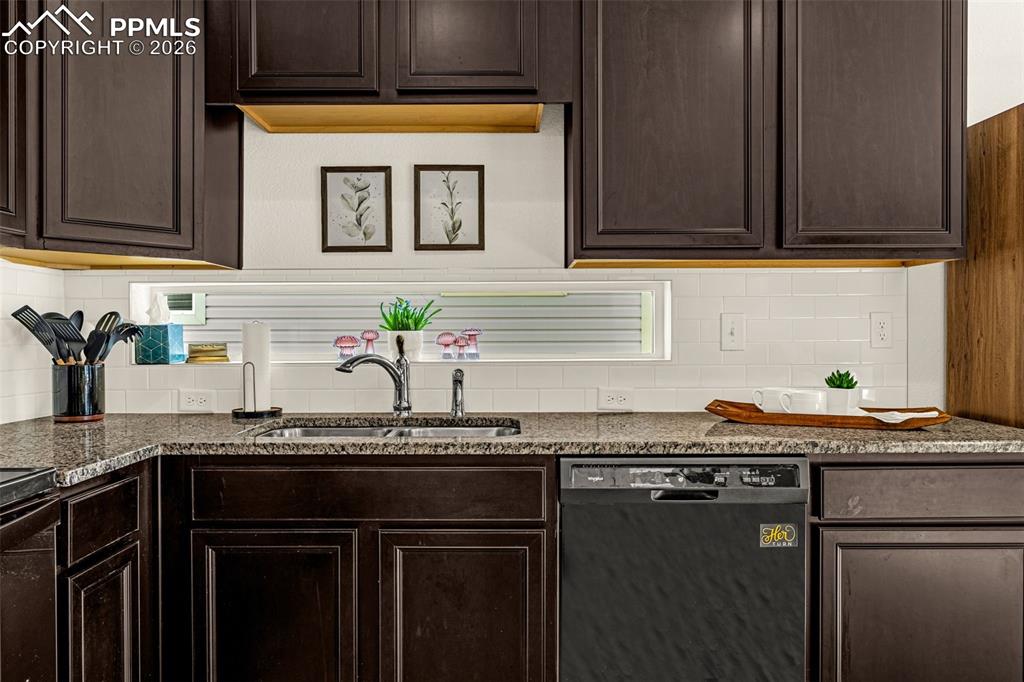 Image 14 of 36: Kitchen