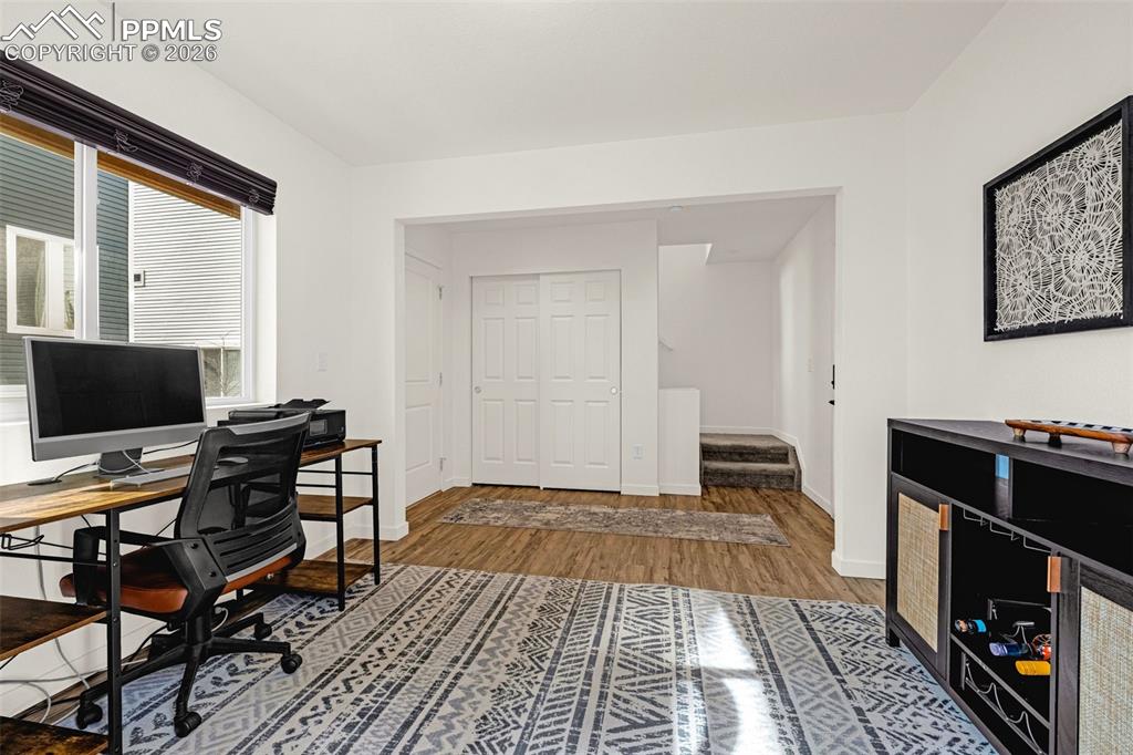 Image 27 of 36: Office