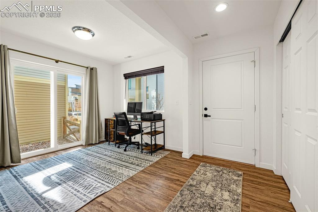 Image 28 of 36: Office