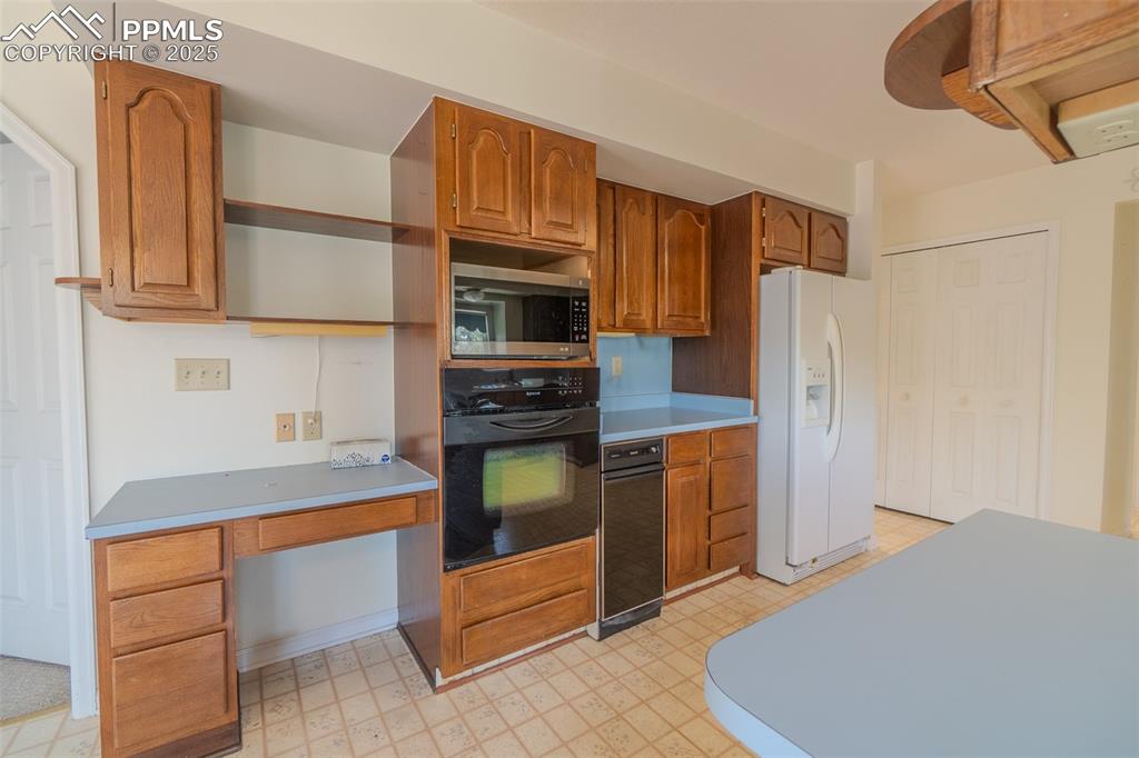 Image 15 of 48: Kitchen