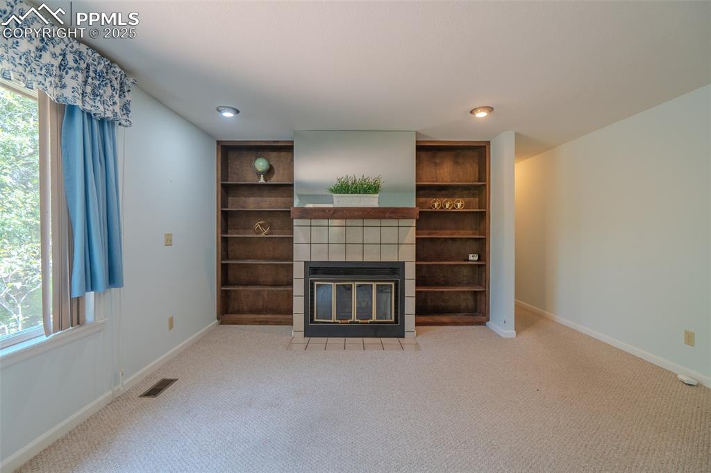 Image 18 of 48: Built in shelving