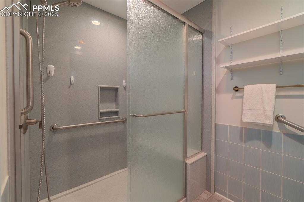 Image 24 of 48: Bathroom