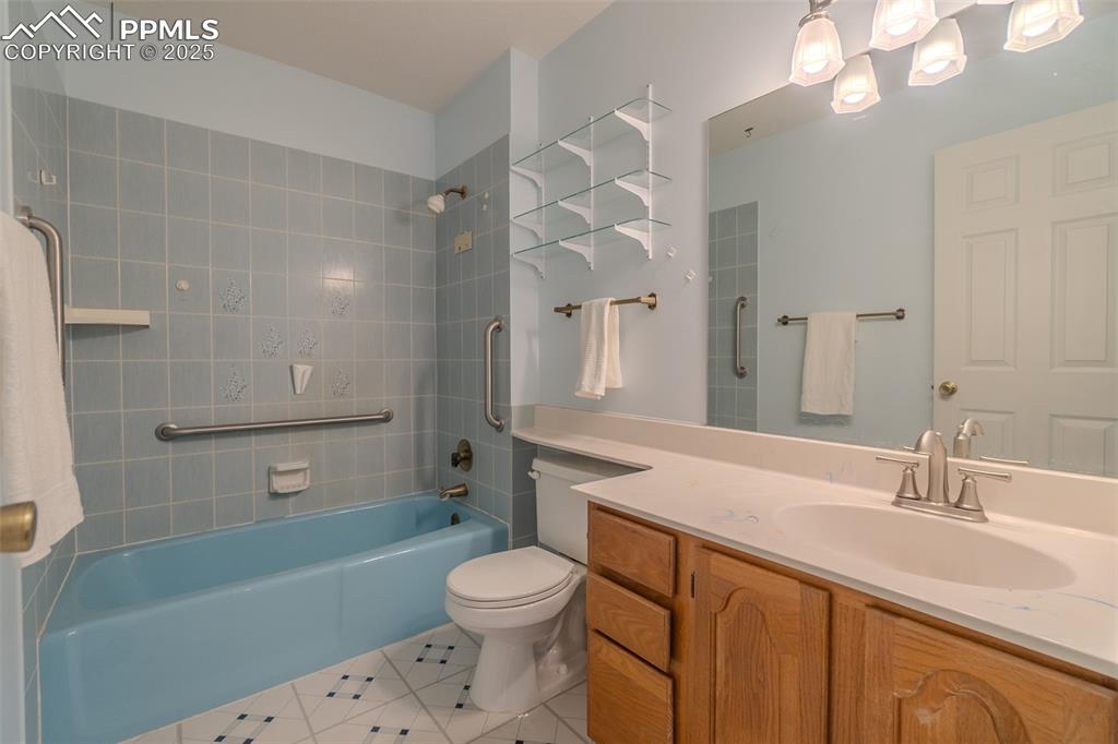 Image 28 of 48: Full bath on main