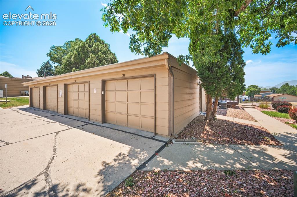 Image 2 of 26: Garage