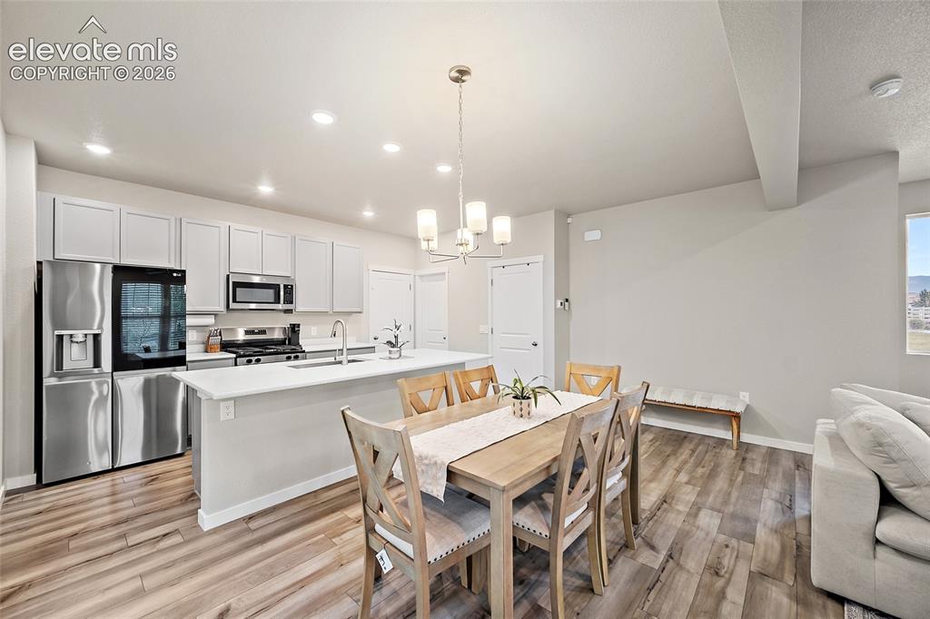 Image 10 of 30: Dining Area