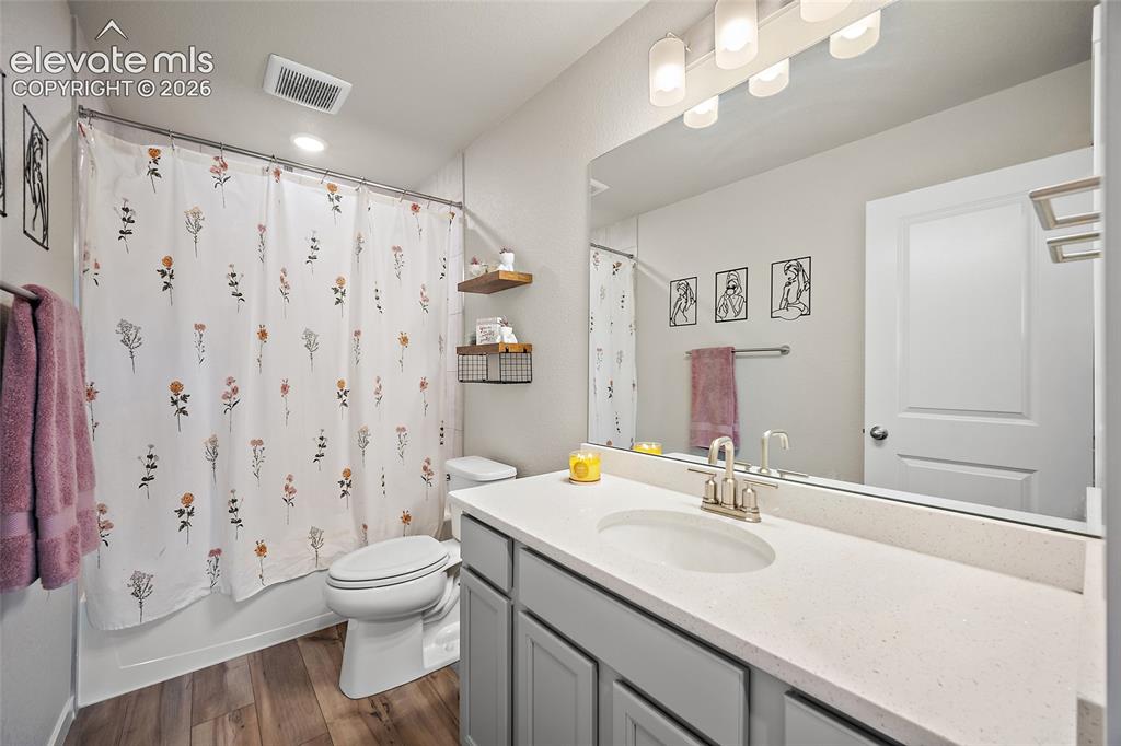 Image 15 of 30: Bathroom