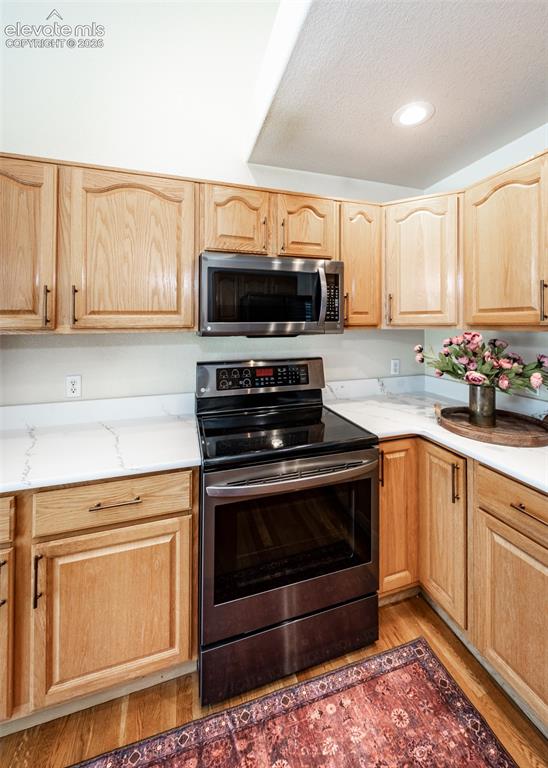 Image 15 of 50: Kitchen