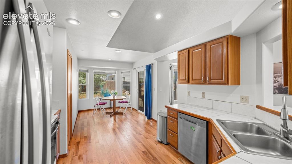 Image 10 of 42: Kitchen