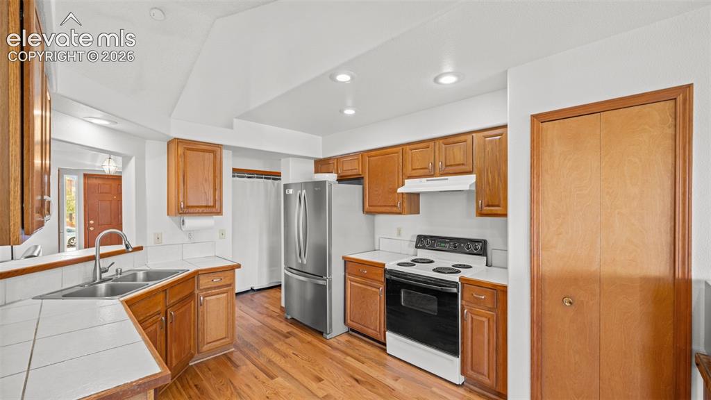 Image 11 of 42: Kitchen