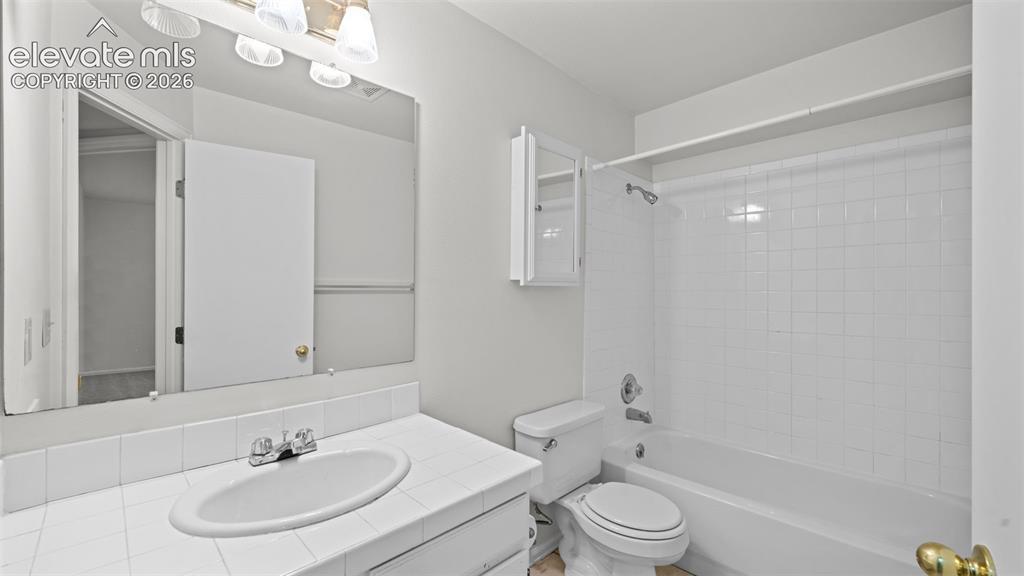 Image 28 of 42: Bathroom