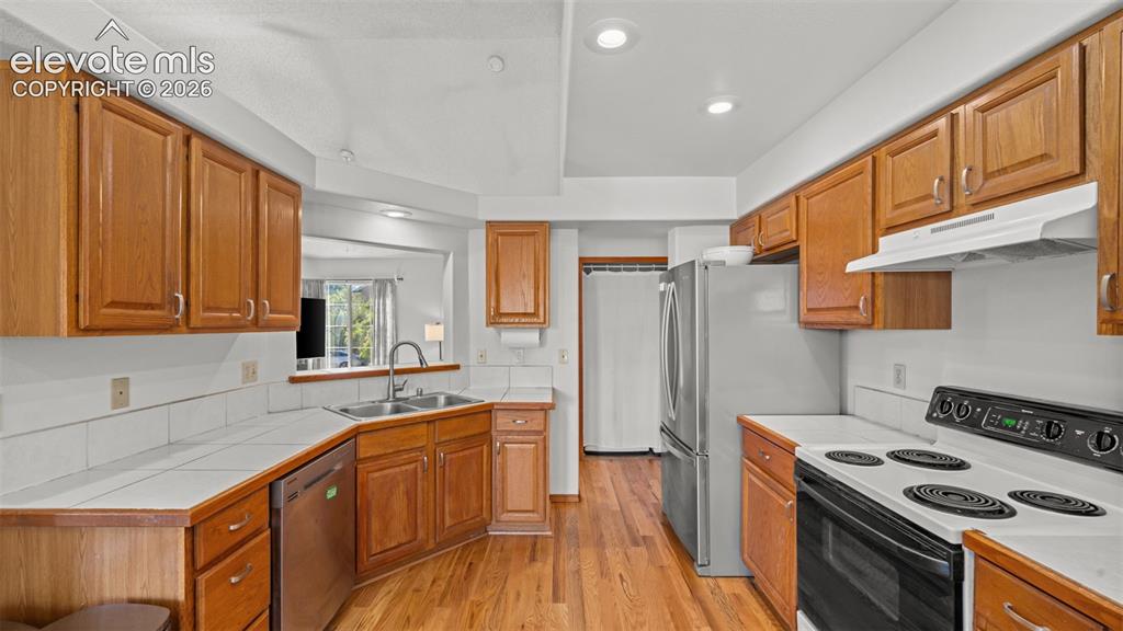 Image 9 of 42: Kitchen