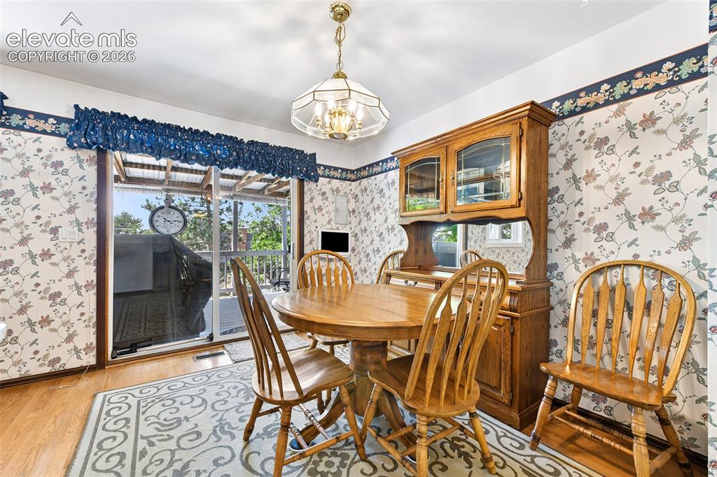 Image 13 of 46: Dining Area