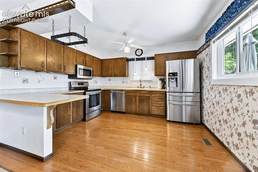Image 15 of 46: Kitchen