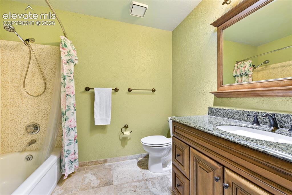 Image 17 of 46: Bathroom