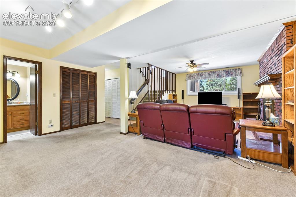 Image 31 of 46: Family Room