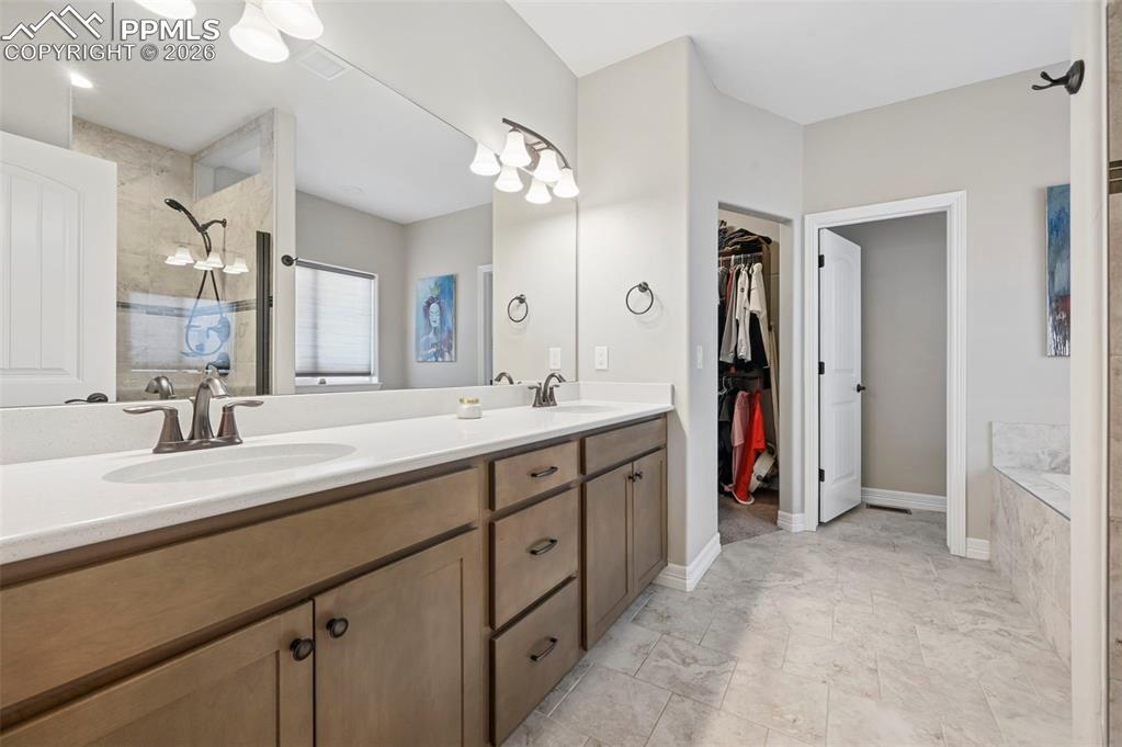 Image 20 of 50: Bathroom