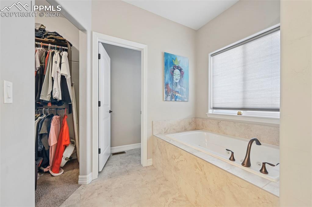 Image 21 of 50: Bathroom