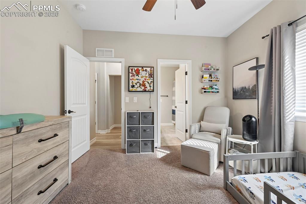 Image 26 of 50: Bedroom