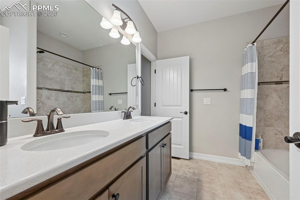 Image 27 of 50: Bathroom