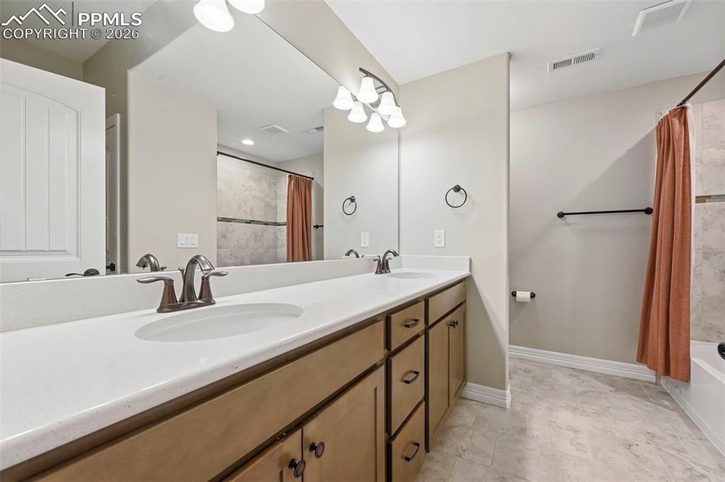 Image 31 of 50: Bathroom