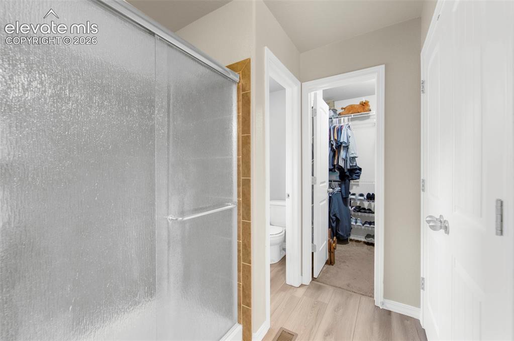 Image 19 of 37: Bathroom