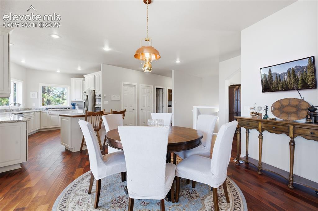 Image 11 of 50: Dining Area