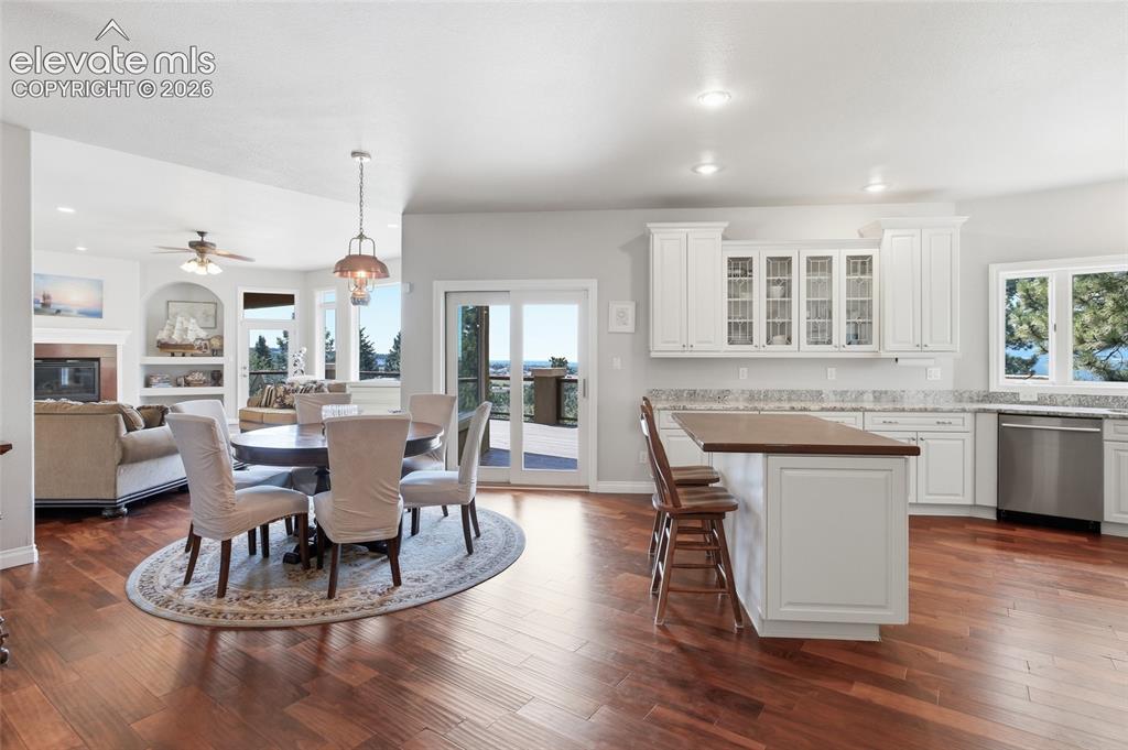 Image 15 of 50: Dining Area