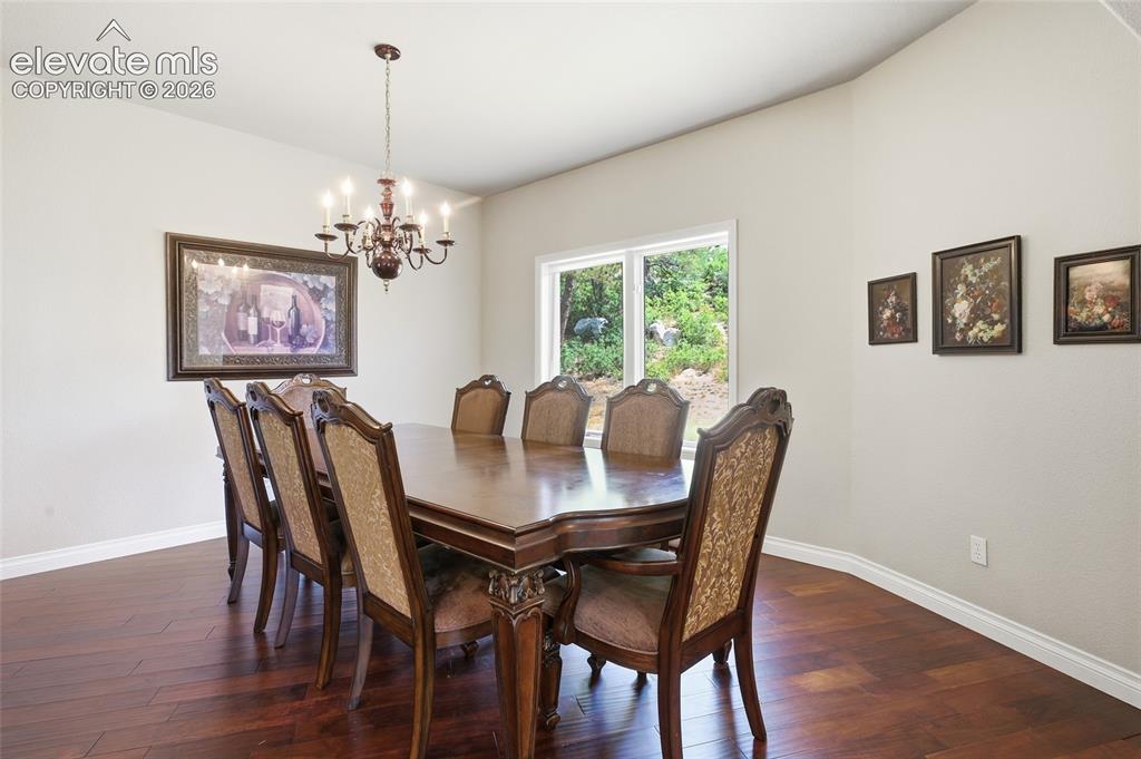 Image 16 of 50: Dining Area