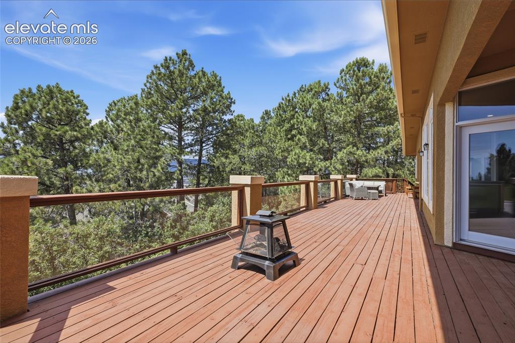 Image 5 of 50: Deck