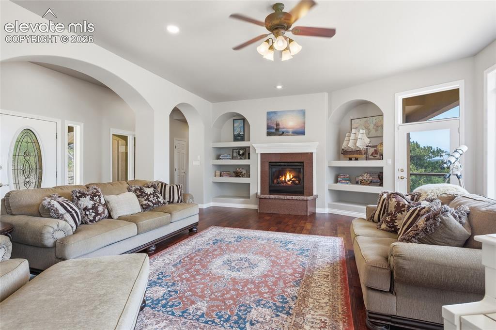 Image 9 of 50: Living Room