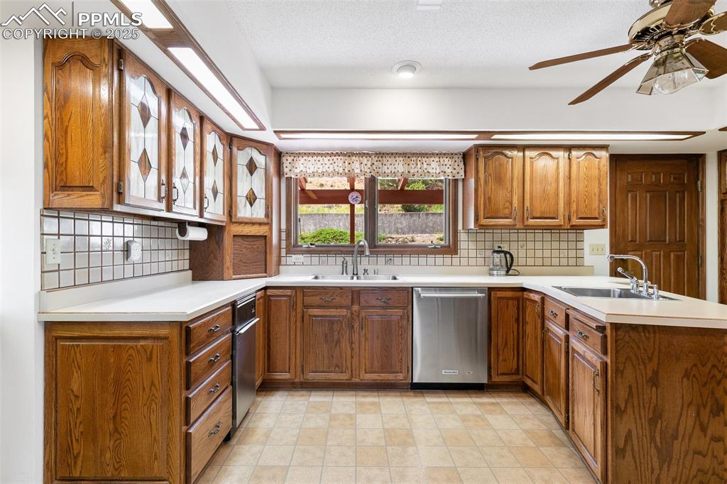 Image 22 of 48: Kitchen