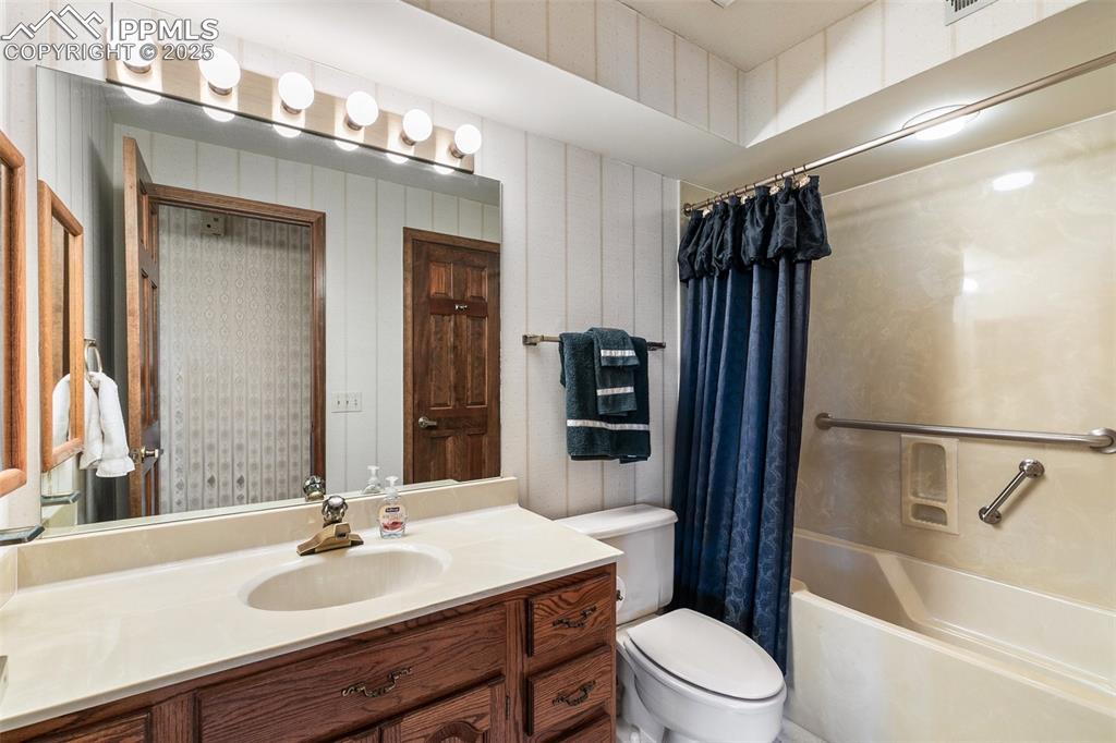 Image 37 of 48: Bathroom