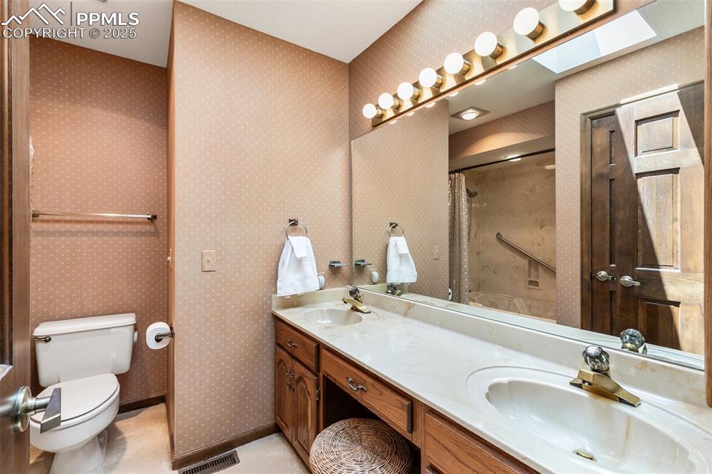 Image 39 of 48: Bathroom