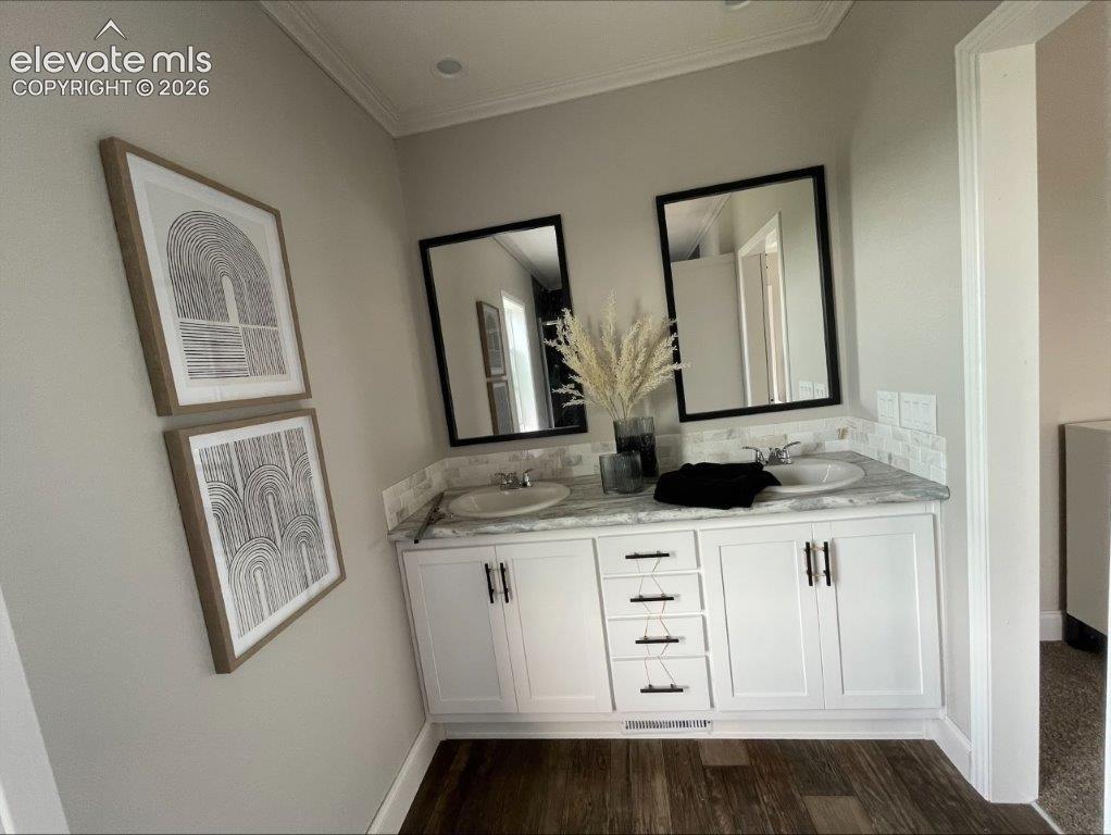 Image 14 of 41: Bathroom