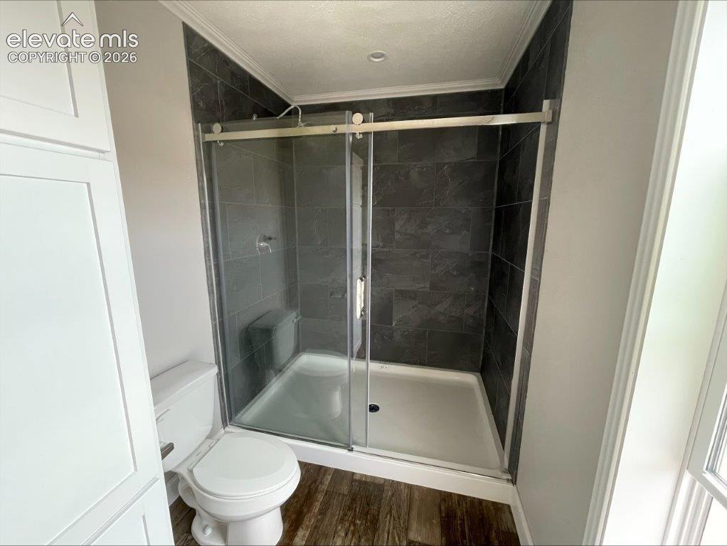 Image 15 of 41: Bathroom