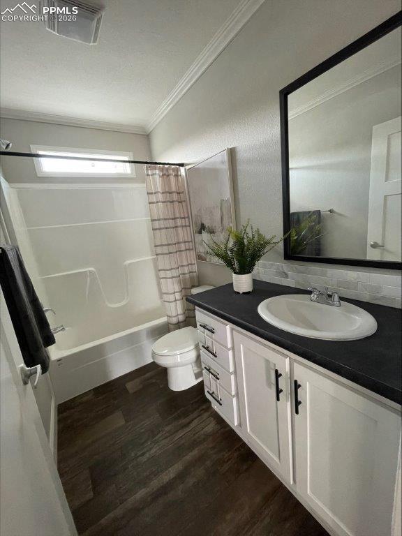 Image 16 of 25: Bathroom