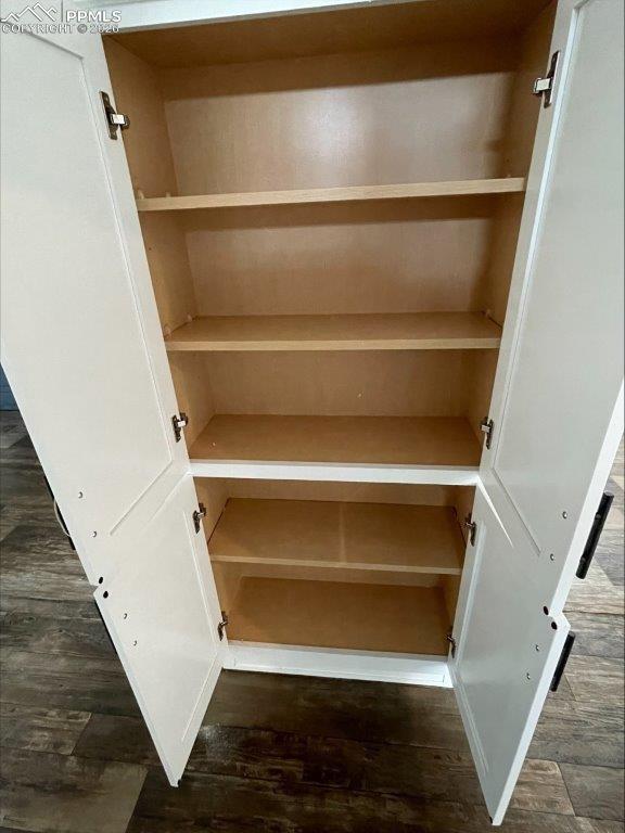 Image 19 of 25: Closet