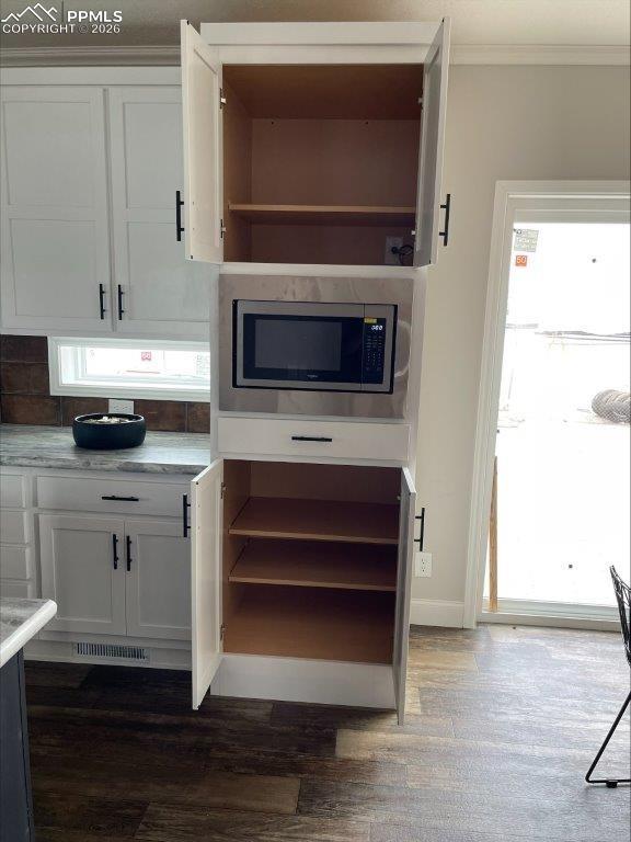 Image 23 of 25: Pantry