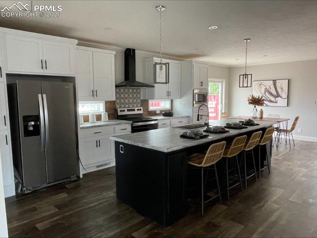 Image 3 of 25: Kitchen