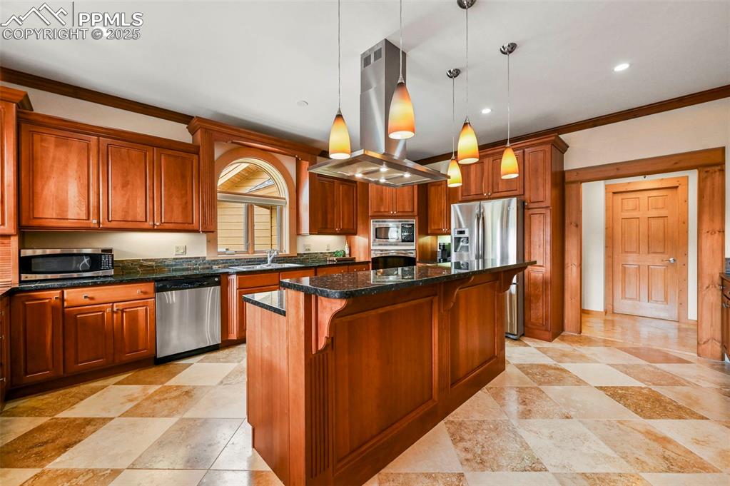 Image 10 of 50: Kitchen with breakfast bar area