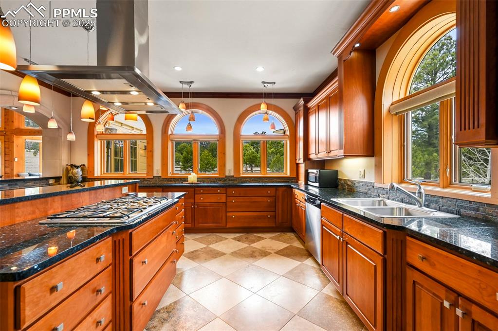 Image 11 of 50: Kitchen
